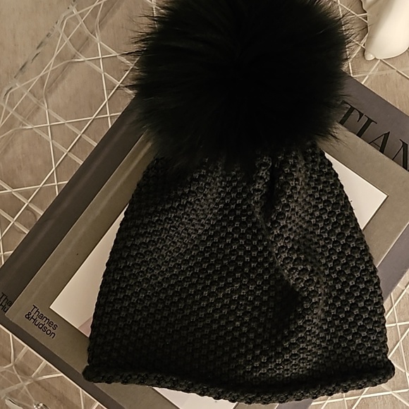 Merino Wool touque with faux fur pom pom - Picture 3 of 6